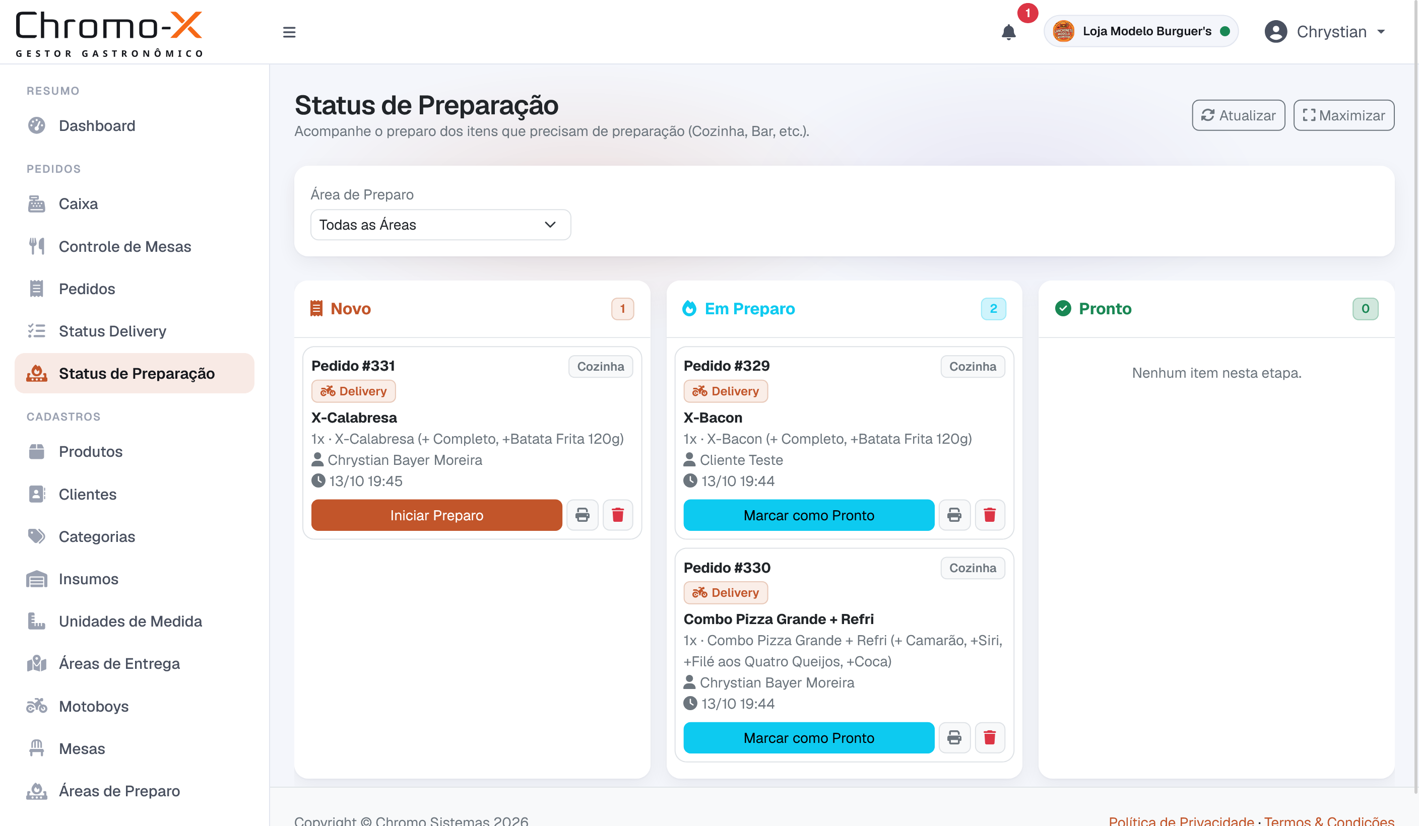 Tela de Status de Preparação do Chromo-X: o painel da cozinha, com filtro por área de preparo e os pedidos em colunas (Novo, Em Preparo, Pronto) mostrando os itens e adicionais de cada um.