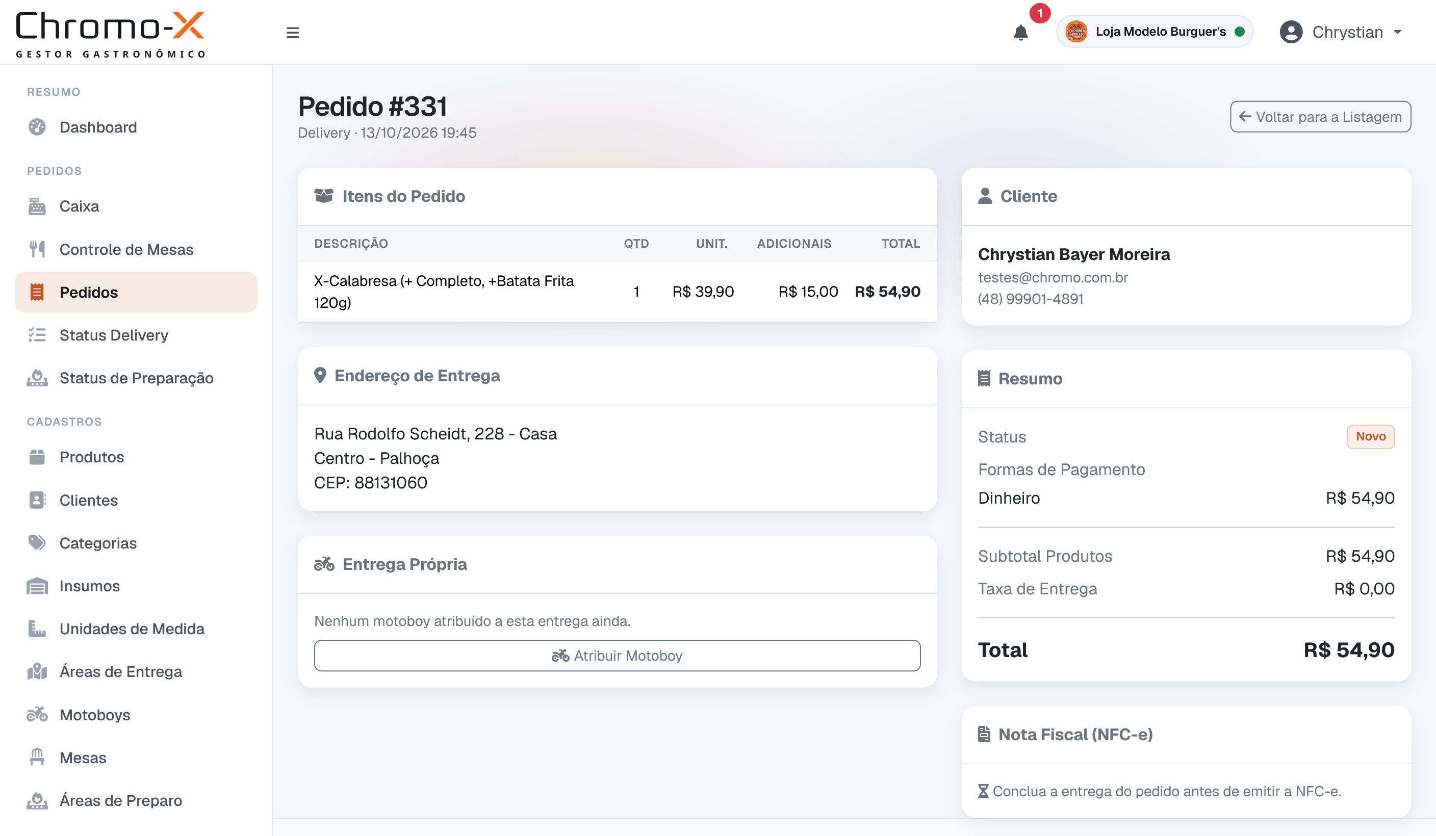 Detalhe de um pedido delivery no Chromo-X: itens com adicionais, dados do cliente, endereço de entrega, atribuição de motoboy, resumo com forma de pagamento e o bloco da NFC-e.