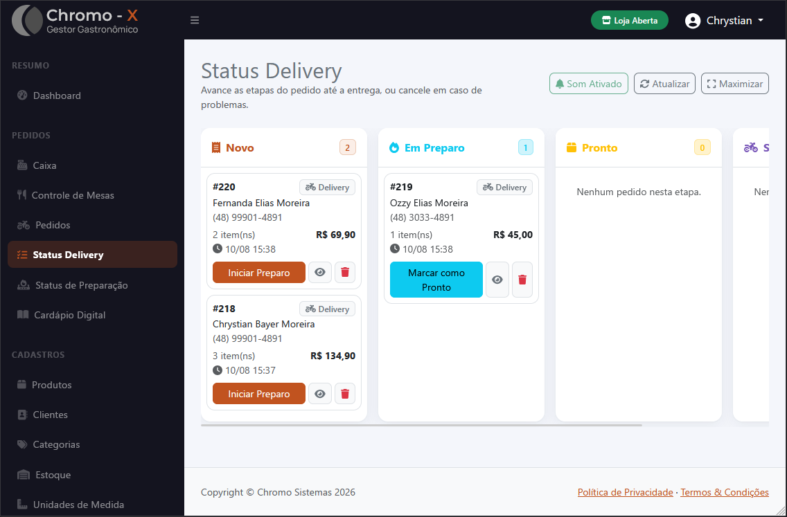 Tela de Status Delivery do Chromo-X: os pedidos de entrega em colunas por etapa (Novo, Em Preparo, Pronto), cada um com cliente, telefone, valor e o botão que avança a etapa.